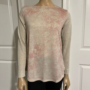 Pretty, super lightweight sweater for any occasion, size M.